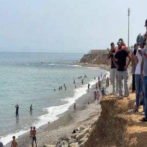 آلاف المهاجرين ما زالوا في سبتة بعد موجة التدفق عبر الحدود
