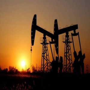 النفط يمحو خسائره و«برنت» فوق 81 دولاراً