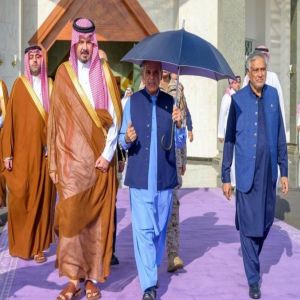 دولة رئيس وزراء جمهورية باكستان الإسلامية يغادر المدينة المنورة