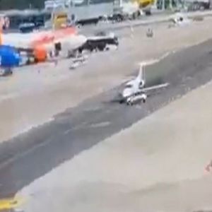 مركبة أرضية تصطدم بطائرة في مطار ميلانو ليناتي