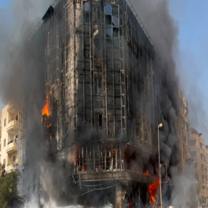 مصر.. حريق هائل يلتهم مجمعاً تجارياً في حدائق الأهرام