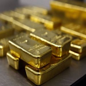 الذهب يصعد مع تراجع أسعار الدولار