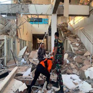الرعب يضرب إندونيسيا.. زلزال 7.7 درجات يهز الأرض والبحر