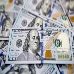 الدولار يحوم قرب أدنى مستوياته في عدة أشهر مع تراجع عوائد سندات الخزانة