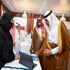 نائب أمير المدينة المنورة يطّلع على معرض للتعريف بالجهود والإسهامات الإنسانية الوطنية