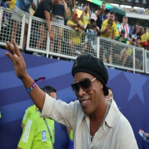عمره 46 عامًا.. رونالدينيو يعود للملاعب لتسجيل الهدف رقم 300