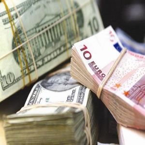 الدولار يتراجع مقترباً من أدنى مستوى في 3 أشهر