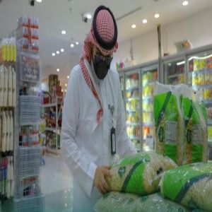 رصد 30 مخالفة وإغلاق 6 منشآت تجارية خلال 516 جولة رقابية في رفحاء