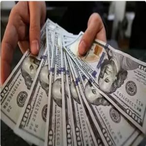 الدولار الأمريكي يقترب من أدنى مستوياته في عدة أشهر وسط اضطرابات السوق