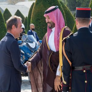 وسط مراسم استقبال رسمية.. سمو ولي العهد يصل إلى قصر الإنفاليد في العاصمة الفرنسية باريس