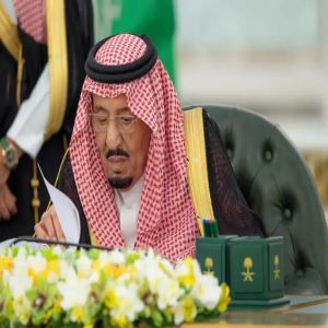 خادم الحرمين الشريفين يرأس جلسة مجلس الوزراء في جدة