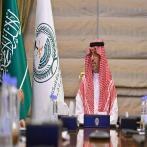 محافظ جدة يستعرض حملة "عينك على البحر" لحماية البيئة البحرية