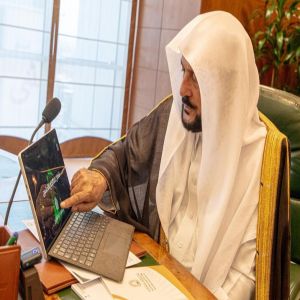 وزير الشؤون الإسلامية يدشّن برنامجًا لتعزيز الوعي الشرعي والفكري