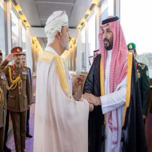 سلطان عُمان يغادر جدة وسمو ولي العهد في مقدمة مودعيه