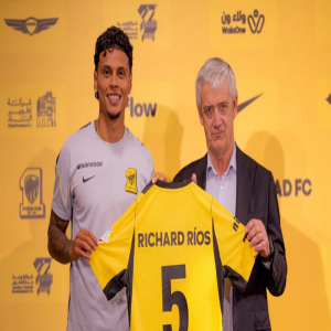 ريتشارد ريوس يوقع على عقود الانضمام إلى الاتحاد