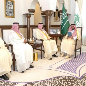 نائب أمير منطقة مكة المكرمة يتسلّم تقريرًا عن أعمال فرع وزارة الموارد البشرية والتنمية الاجتماعية بالمنطقة