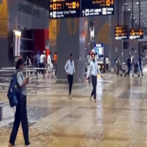 المياه تحاصر مطار دلهي.. 9 رحلات تغير وجهتها ومئات الرحلات تتأخر