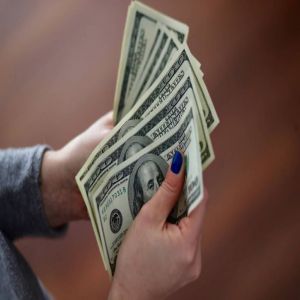 الدولار تحت ضغط رغم توقعات رفع الفائدة الأمريكية