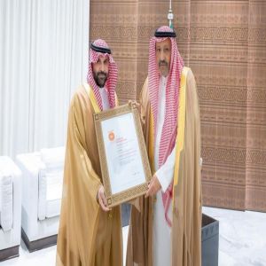 أمير الباحة يتسلم 4 شهادات دولية (ISO) حصلت عليها المنطقة في مؤشرات المدن وجودة الحياة