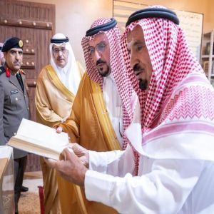 أمير منطقة القصيم يزور متحف عبدالرحمن العبري برياض الخبراء