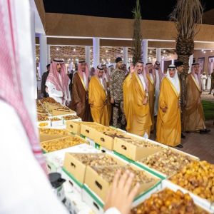 أمير القصيم يدشّن "جادة الخبراء" ويطّلع على مهرجان تمور الخبراء ورياض الخبراء