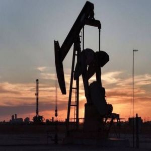 «برنت» يهبط إلى 104.61 دولارات للبرميل