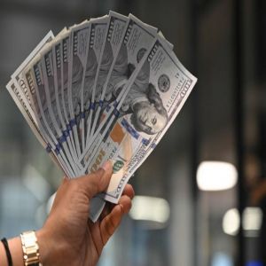 الدولار يقترب من أعلى مستوى في أسبوعين