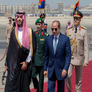 سمو ولي العهد يصل إلى القاهرة في زيارة عمل وفي مقدمة مستقبليه الرئيس المصري
