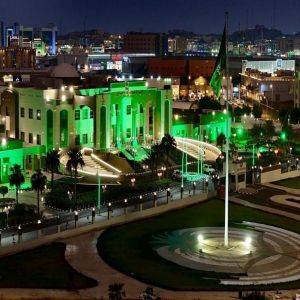 مقر إمارة جازان يتوشّح الأخضر ابتهاجًا باليوم الوطني السعودي