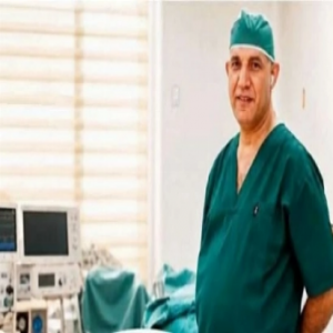 سقط داخل غرفة العمليات.. «طبيب عربي» ينقذ مريضاً ويغادر الحياة