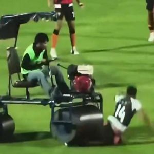 نجاة لاعب إنجليزي من حادث دهس غريب داخل المستطيل الأخضر