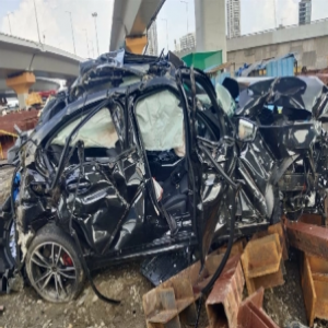 سيارة تهوي من أعلى جسر في مومباي وتودي بحياة 3 طلاب