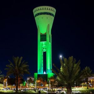 مباني تبوك تزدان باللون الأخضر لليوم الوطني السعودي