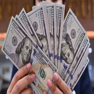 الدولار يقترب من أعلى مستوى في شهرين
