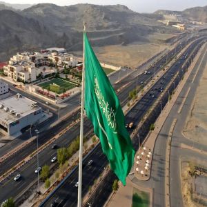 العلم السعودي يرفرف فوق أعلى سارية بمكة المكرمة احتفاءً باليوم الوطني السعودي
