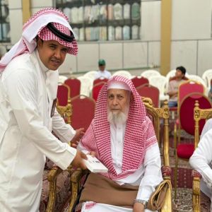 أمانة الباحة توزع أكثر من 10 آلاف هدية وطنية على الأهالي والزوار
