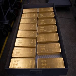 الذهب يتراجع متأثراً بتوقعات رفع الفائدة الأمريكية
