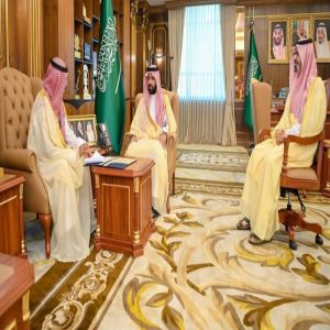 أمير جازان يستقبل المدير العام لفرع وزارة الموارد البشرية والتنمية الاجتماعية