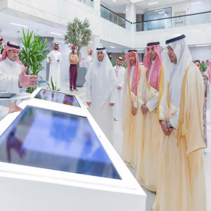 وزير البلديات والإسكان يفتتح المعرض المتنقل للتوعية بالأمن السيبراني