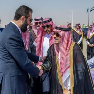 الرئيس السوري يصل إلى الرياض وفي مقدمة مستقبليه أمير المنطقة