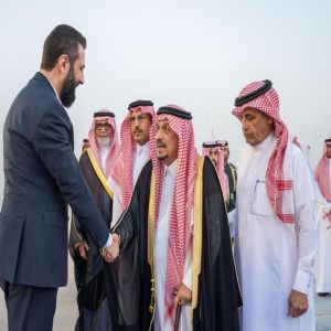 الرئيس السوري يغادر الرياض وفي مقدمة مودعيه أمير المنطقة