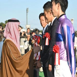 سمو الرئيس التنفيذي لنادي سباقات الخيل يتوّج الجواد "آقورديانو" بالكأس الملكي السعودي 2026