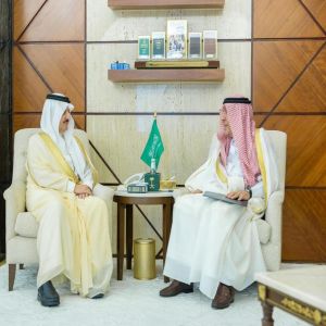 أمير المنطقة الشرقية يستقبل رئيس جامعة الأمير محمد بن فهد