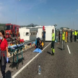 مجزرة على طريق تركي.. 11 قتيلًا و27 مصابًا في انقلاب حافلة
