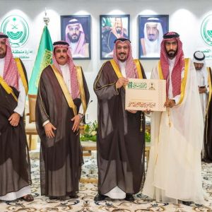 أمير القصيم يتسلّم التقرير السنوي لجمعية الخدمات الإنسانية والاجتماعية بعقلة الصقور لعام 2025