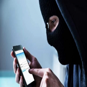 لص يثير الدهشة.. بعد سرقة الهاتف يراسل مالكه طالبًا كلمة المرور