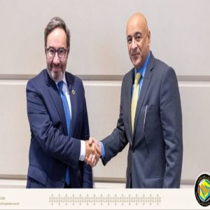 الأمين العام لمجلس التعاون يبحث مع مسؤول أممي التحديات الإقليمية وتأثيرها على العمليات الإنسانية والإغاثية