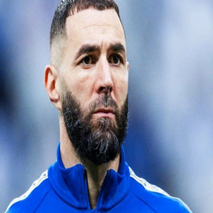 وكيل بنزيما يكشف كواليس تعثر عودته إلى ليون