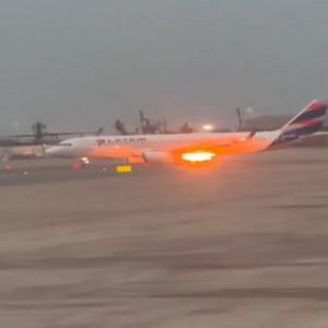 رعب في مطار ليما.. النار تشتعل في محرك طائرة قبل الإقلاع