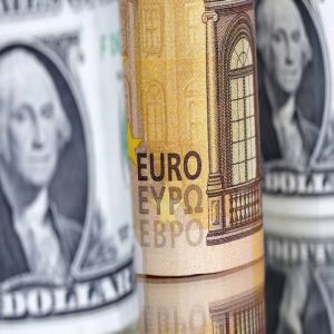 الدولار يستعيد بعض مكاسبه واليورو يصمد رغم تصاعد المخاطر الأوروبية